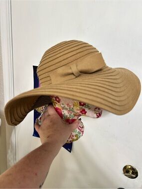Tarnish Wide-Brim Sun Hat with Bow in Tan